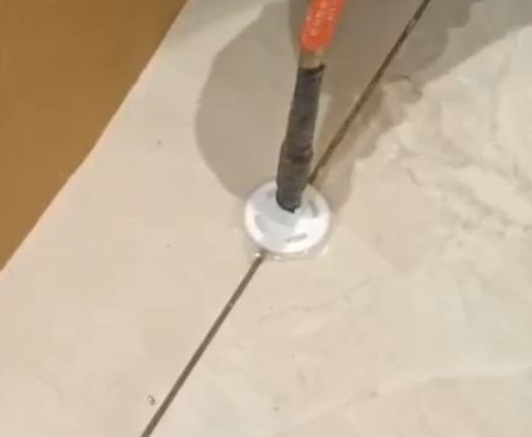 南岔瓷砖空鼓维修公司专业解答瓷砖在铺贴过程中，如果没有涂抹均匀到位的粘结材料（如水泥砂浆或瓷砖胶），可能会导致以下问题